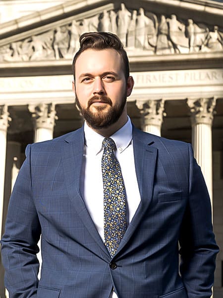 Glen-Ahlers-Profile-Picture Glen Ahlers, construction accident attorney, standing in front of of New York City court.